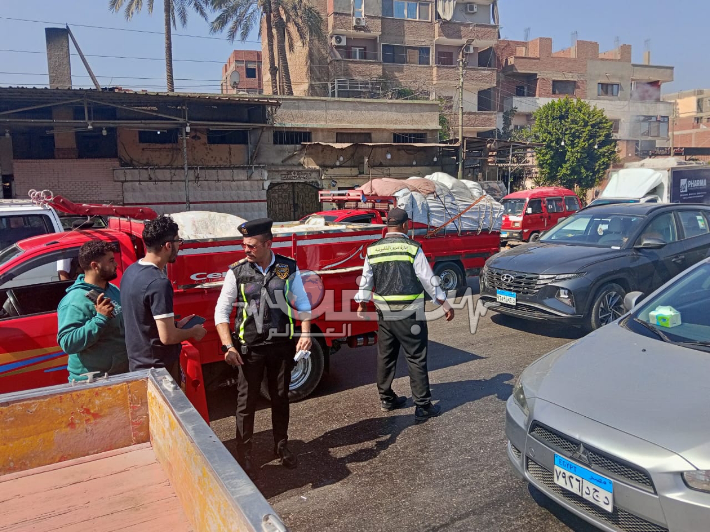 حملة مرورية موسعة في كفر شكر تكشف تجاوزات مالية ومخالفات مرورية
القليوبية – نبض العالم

شنّ العقيد وليد بشير، رئيس عمليات مرور بنها، اليوم، حملة مرورية موسعة بمدينة كفر شكر، في إطار خطة مديرية أمن القليوبية لمتابعة الانضباط المروري وضبط المخالفات بجميع المراكز.

وخلال الحملة، تم ضبط عدد من المركبات المخالفة، ما بين رخص منتهية وعدم حمل تراخيص قيادة أو تسيير، إضافة إلى ضبط أشخاص يقومون بدفع مبالغ مالية لأمين شرطة مرور مقابل التغاضي عن المخالفات أو تجديد الرخص المنتهية.

وقد تم تحرير المحاضر اللازمة بالواقعة وإحالة المتورطين للتحقيق، تنفيذًا لتعليمات مدير أمن القليوبية بضرورة التصدي لأي تجاوزات داخل منظومة المرور، والتأكيد على مبدأ الشفافية وسيادة القانون في التعامل مع جميع المواطنين دون استثناء.
