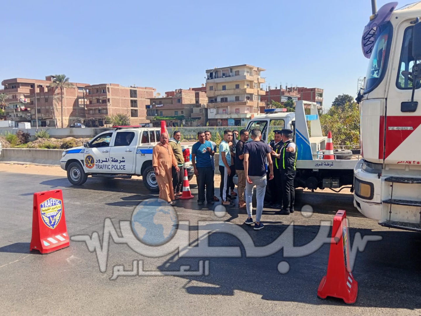 حملة مرورية موسعة في كفر شكر تكشف تجاوزات مالية ومخالفات مرورية
القليوبية – نبض العالم

شنّ العقيد وليد بشير، رئيس عمليات مرور بنها، اليوم، حملة مرورية موسعة بمدينة كفر شكر، في إطار خطة مديرية أمن القليوبية لمتابعة الانضباط المروري وضبط المخالفات بجميع المراكز.

وخلال الحملة، تم ضبط عدد من المركبات المخالفة، ما بين رخص منتهية وعدم حمل تراخيص قيادة أو تسيير، إضافة إلى ضبط أشخاص يقومون بدفع مبالغ مالية لأمين شرطة مرور مقابل التغاضي عن المخالفات أو تجديد الرخص المنتهية.

وقد تم تحرير المحاضر اللازمة بالواقعة وإحالة المتورطين للتحقيق، تنفيذًا لتعليمات مدير أمن القليوبية بضرورة التصدي لأي تجاوزات داخل منظومة المرور، والتأكيد على مبدأ الشفافية وسيادة القانون في التعامل مع جميع المواطنين دون استثناء.
