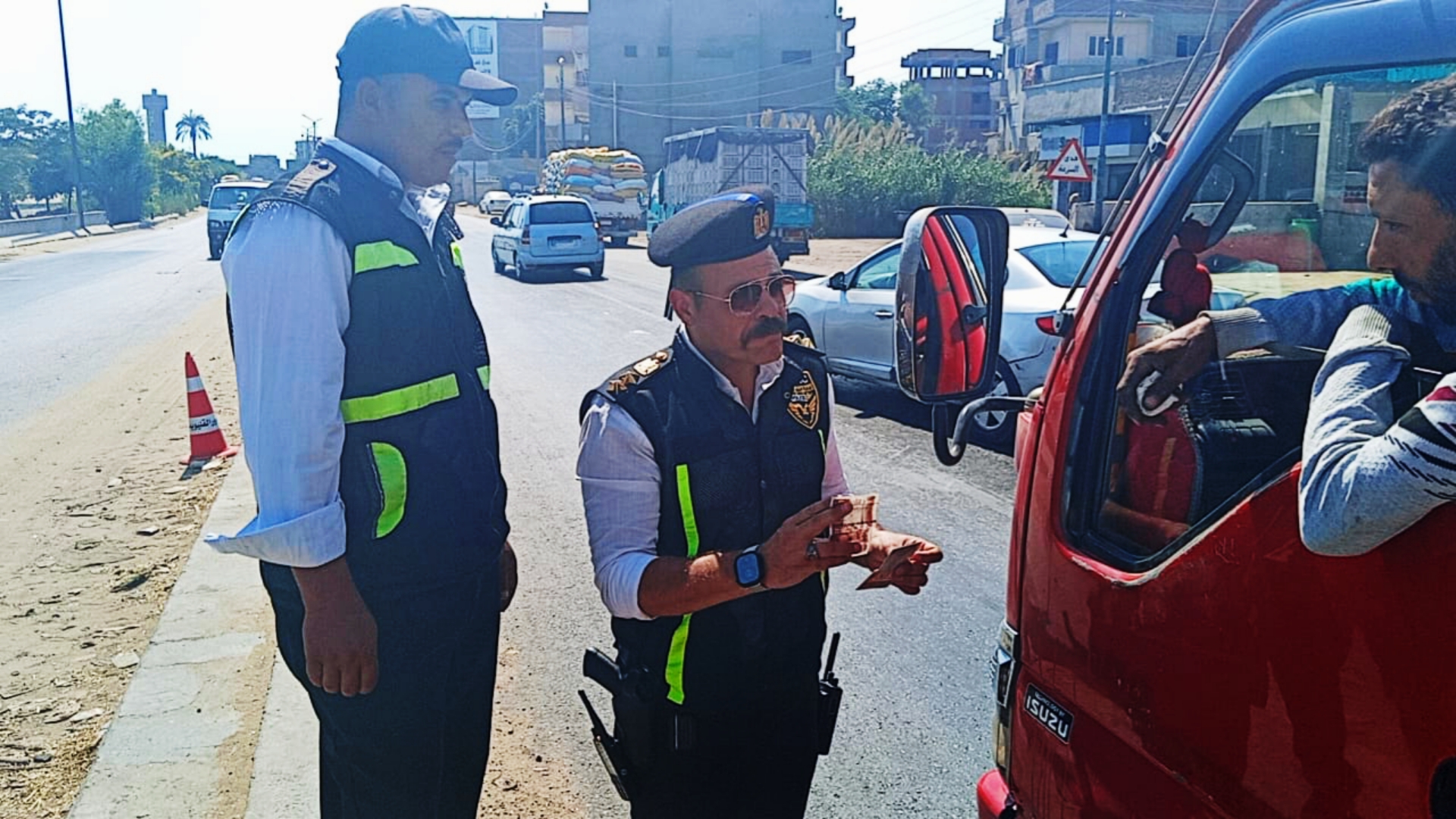 حملة مرورية موسعة في كفر شكر تكشف تجاوزات مالية ومخالفات مرورية القليوبية – نبض العالم شنّ العقيد وليد بشير، رئيس عمليات مرور بنها، اليوم، حملة مرورية موسعة بمدينة كفر شكر، في إطار خطة مديرية أمن القليوبية لمتابعة الانضباط المروري وضبط المخالفات بجميع المراكز. وخلال الحملة، تم ضبط عدد من المركبات المخالفة، ما بين رخص منتهية وعدم حمل تراخيص قيادة أو تسيير، إضافة إلى ضبط أشخاص يقومون بدفع مبالغ مالية لأمين شرطة مرور مقابل التغاضي عن المخالفات أو تجديد الرخص المنتهية. وقد تم تحرير المحاضر اللازمة بالواقعة وإحالة المتورطين للتحقيق، تنفيذًا لتعليمات مدير أمن القليوبية بضرورة التصدي لأي تجاوزات داخل منظومة المرور، والتأكيد على مبدأ الشفافية وسيادة القانون في التعامل مع جميع المواطنين دون استثناء.