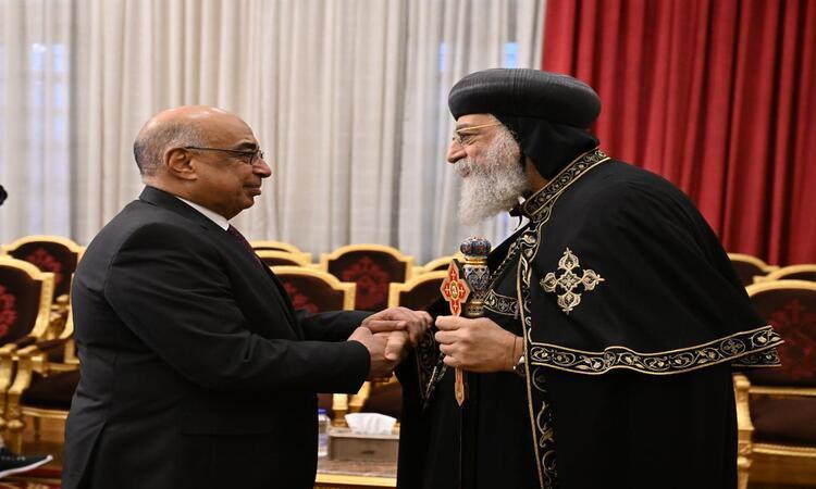 توجه المستشار/ عدنان فنجري، وزير العدل، اليوم السبت، يرافقه عدد من مساعديه إلى المقر البابوي بالكاتدرائية المرقسية بالعباسية، لتقديم التهنئة لقداسة البابا تواضروس الثاني، بابا الإسكندرية وبطريرك الكرازة المرقسية بمناسبة عيد الميلاد المجيد وأعرب وزير العدل عن خالص تهانيه لقداسة البابا وجميع الأخوة الأقباط، مؤكدًا تقديره للدور الوطني والمجتمعي الذي تضطلع به الكنيسة المصرية العريقة، مشيرًا إلى أن أبناء الوطن نسيج واحد تجمعهم روابط المحبة والتآخي عبر التاريخ، متمنيًا لمصر دوام الأمن والاستقرار تحت قيادة الرئيس عبد الفتاح السيسي، رئيس الجمهورية. ومن جانبه، أعرب قداسة البابا تواضروس الثاني عن خالص شكره وتقديره لتلك الزيارة التي تجسد عمق الروابط الأخوية التي تجمع أبناء الوطن الواحد، وتعكس روح المحبة بين المصريين جميعًا. عيد الميلاد المجيد