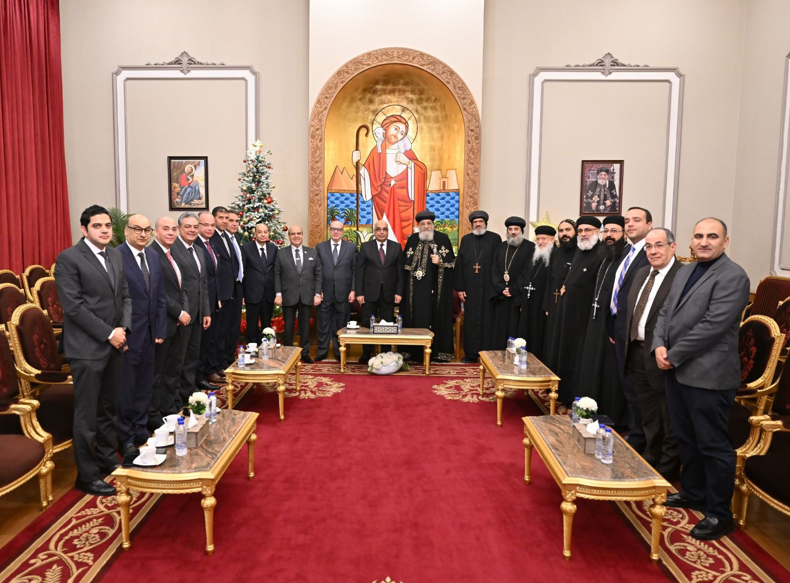 توجه المستشار/ عدنان فنجري، وزير العدل، اليوم السبت، يرافقه عدد من مساعديه إلى المقر البابوي بالكاتدرائية المرقسية بالعباسية، لتقديم التهنئة لقداسة البابا تواضروس الثاني، بابا الإسكندرية وبطريرك الكرازة المرقسية بمناسبة عيد الميلاد المجيد وأعرب وزير العدل عن خالص تهانيه لقداسة البابا وجميع الأخوة الأقباط، مؤكدًا تقديره للدور الوطني والمجتمعي الذي تضطلع به الكنيسة المصرية العريقة، مشيرًا إلى أن أبناء الوطن نسيج واحد تجمعهم روابط المحبة والتآخي عبر التاريخ، متمنيًا لمصر دوام الأمن والاستقرار تحت قيادة الرئيس عبد الفتاح السيسي، رئيس الجمهورية. ومن جانبه، أعرب قداسة البابا تواضروس الثاني عن خالص شكره وتقديره لتلك الزيارة التي تجسد عمق الروابط الأخوية التي تجمع أبناء الوطن الواحد، وتعكس روح المحبة بين المصريين جميعًا. عيد الميلاد المجيد