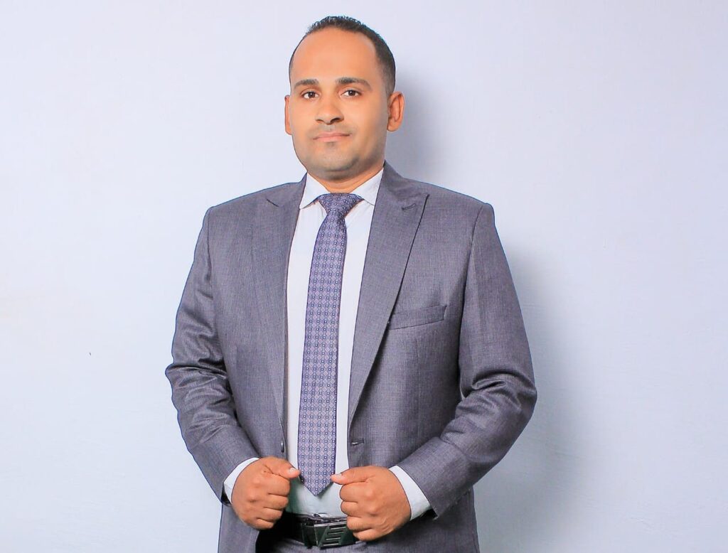 كتبت: الهام السيد  تقدّم المحامي محمد جمال رضوان، ببنها، ببلاغ رسمي إلى النائب العام ضد إحدى صفحات مواقع التواصل الاجتماعي التي تحمل اسم «خالد فؤاد عوض»، وذلك على خلفية ما تبثه الصفحة من مقاطع فيديو تتناول قضايا دينية بأسلوب وصفه البلاغ بأنه يتنافى مع تعاليم الدين الإسلامي وقيمه الصحيحة. وأوضح البلاغ أن المحتوى المقدم يتسم بالإساءة والتناول غير المنضبط للشأن الديني، الأمر الذي أثار موجة من السخرية والاستياء بين رواد مواقع التواصل الاجتماعي، لما يحمله من تشويه للمفاهيم الدينية وإثارة للجدل دون سند علمي أو شرعي. وأكد المحامي محمد جمال رضوان، بصفته مستشار مؤسسة آدم للعدل والمحاماة، أن البلاغ جاء انطلاقًا من المسؤولية القانونية والمجتمعية، مطالبًا باتخاذ الإجراءات القانونية اللازمة حيال الصفحة والقائمين عليها، حفاظًا على القيم الدينية ومنعًا لإساءة استخدامها عبر المنصات الإلكترونية.