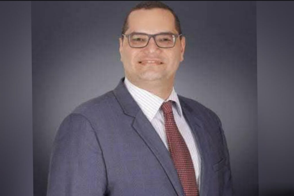 بروتوكول تعاون مشترك بين مركز الدراسات القضائية والتدريب وجامعة عين شمس متابعه احمد فهمي فتح باب التسجيل ببرنامج الماجستير الأكاديمي في التحكيم الاستثماري بجامعة عين شمس في إطار حرص الدولة على دعم الدراسات القانونية المتخصصة وبرعاية كريمة من الأستاذ الدكتور رئيس جامعة عين شمس، وتحت إشراف الأستاذ الدكتور ياسين الشاذلي – عميد كلية الحقوق بجامعة عين شمس، أعلن مركز الدراسات القضائية والتدريب والتعاون الدولي عن فتح باب التسجيل الرسمي للالتحاق ببرنامج الماجستير الأكاديمي في التحكيم الاستثماري.برعاية رئيس جامعة عين شمس وعميد كلية الحقوق ويأتي هذا الإعلان في سياق احتفالات هيئة قضايا الدولة بمرور 150 عامًا على إنشائها، وبمناسبة تفعيل بروتوكول التعاون المبرم بين هيئة قضايا الدولة وجامعة عين شمس، بما يعكس التكامل المؤسسي بين الجهات القضائية والأكاديمية في إعداد كوادر قانونية رفيعة المستوى. ويقام البرنامج تحت رعاية المستشار الدكتور حسين مدكور – رئيس هيئة قضايا الدولة ورئيس مجلس إدارة مركز الدراسات القضائية والتدريب، ويستهدف تأهيل الباحثين والقانونيين في مجال التحكيم الاستثماري وفق أحدث المعايير الأكاديمية والتطبيقية، وبما يتوافق مع التطورات الدولية في منازعات الاستثمار وتسوية النزاعات. ويُعد البرنامج إضافة نوعية للبرامج الأكاديمية المتخصصة بكلية الحقوق جامعة عين شمس، ويؤكد دورها الريادي في دعم البحث العلمي وخدمة العدالة، من خلال شراكات استراتيجية مع المؤسسات القضائية الوطنية.