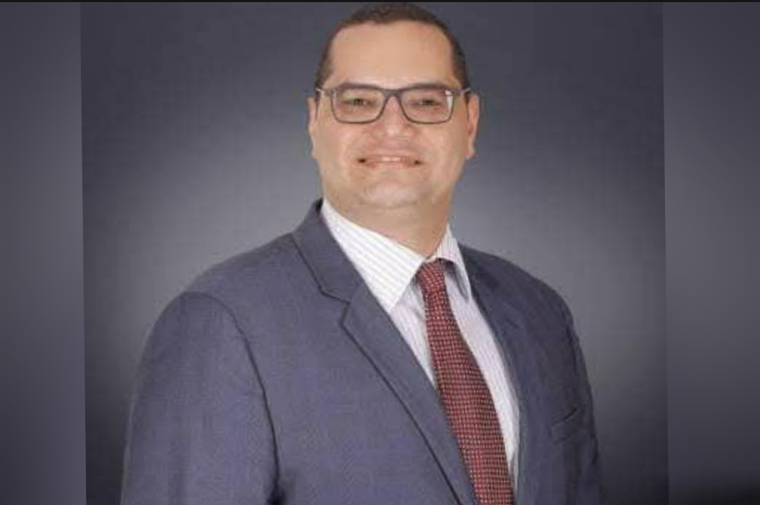 بروتوكول تعاون مشترك بين مركز الدراسات القضائية والتدريب وجامعة عين شمس متابعه احمد فهمي فتح باب التسجيل ببرنامج الماجستير الأكاديمي في التحكيم الاستثماري بجامعة عين شمس في إطار حرص الدولة على دعم الدراسات القانونية المتخصصة وبرعاية كريمة من الأستاذ الدكتور رئيس جامعة عين شمس، وتحت إشراف الأستاذ الدكتور ياسين الشاذلي – عميد كلية الحقوق بجامعة عين شمس، أعلن مركز الدراسات القضائية والتدريب والتعاون الدولي عن فتح باب التسجيل الرسمي للالتحاق ببرنامج الماجستير الأكاديمي في التحكيم الاستثماري.برعاية رئيس جامعة عين شمس وعميد كلية الحقوق ويأتي هذا الإعلان في سياق احتفالات هيئة قضايا الدولة بمرور 150 عامًا على إنشائها، وبمناسبة تفعيل بروتوكول التعاون المبرم بين هيئة قضايا الدولة وجامعة عين شمس، بما يعكس التكامل المؤسسي بين الجهات القضائية والأكاديمية في إعداد كوادر قانونية رفيعة المستوى. ويقام البرنامج تحت رعاية المستشار الدكتور حسين مدكور – رئيس هيئة قضايا الدولة ورئيس مجلس إدارة مركز الدراسات القضائية والتدريب، ويستهدف تأهيل الباحثين والقانونيين في مجال التحكيم الاستثماري وفق أحدث المعايير الأكاديمية والتطبيقية، وبما يتوافق مع التطورات الدولية في منازعات الاستثمار وتسوية النزاعات. ويُعد البرنامج إضافة نوعية للبرامج الأكاديمية المتخصصة بكلية الحقوق جامعة عين شمس، ويؤكد دورها الريادي في دعم البحث العلمي وخدمة العدالة، من خلال شراكات استراتيجية مع المؤسسات القضائية الوطنية.