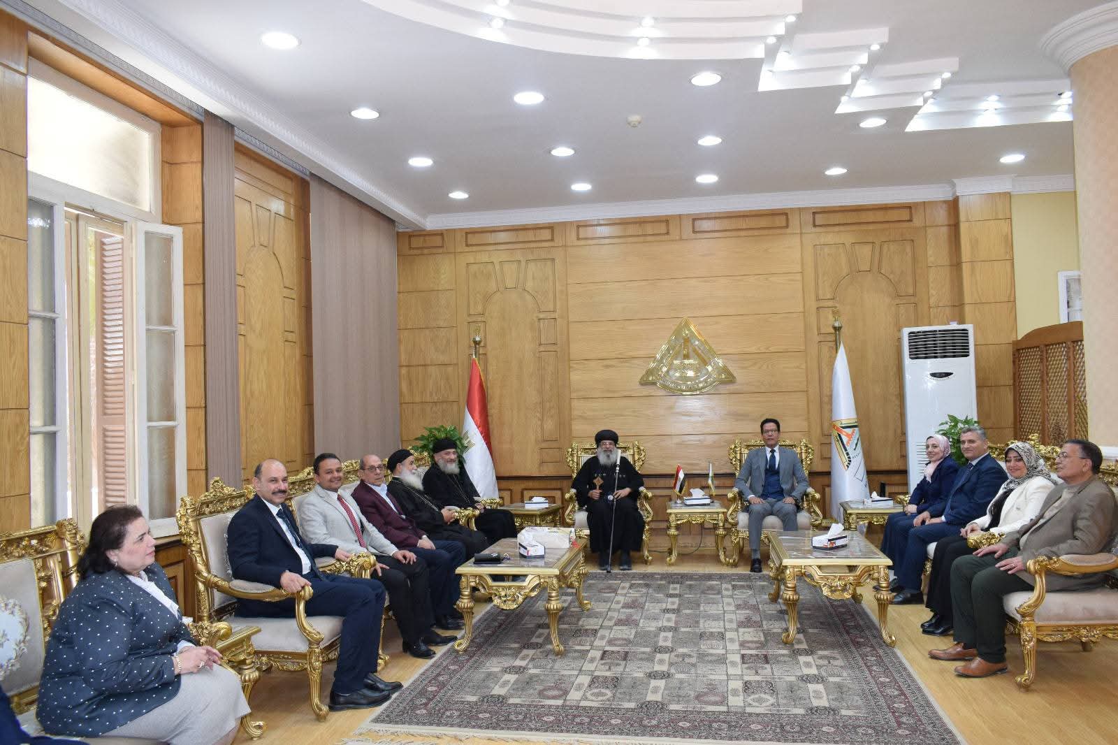 رئيس جامعة بنها يستقبل الانبا مكسيموس مطران بنها وقويسنا للتهنئة بعيد الفطر المبارك استقبل الدكتور ناصر الجيزاوي رئيس جامعة بنها، نيافة الأنبا مكسيموس مطران بنها وقويسنا، والوفد المرافق له، وذلك لتقديم التهنئة بعيد الفطر المبارك. جاء ذلك بحضور الدكتورة جيهان عبد الهادى نائب رئيس الجامعة للدراسات العليا والبحوث، والدكتور طه عاشور نائب رئيس الجامعة لشئون خدمة المجتمع وتنمية البيئة، والأستاذة شيرين شوقي أمين عام الجامعة، والأستاذ رفعت نان أمين الجامعة المساعد للشئون الإدارية، والأستاذة رانيا معتز أمين الجامعة المساعد لشئون خدمة المجتمع وتنمية البيئة. وأعرب الدكتور ناصر الجيزاوي عن سعادته بهذا اللقاء الذي يتجدد كل عيد وتتجدد معه أواصر الأخوة، مؤكدا أن تبادل التهاني والزيارات في المناسبات الدينية والقومية بين عنصري الأمة المصرية يؤكد على التماسك ووحدة الصف والترابط وسيادة روح المودة والمحبة والرحمة والسلام بين أبناء الوطن الواحد، داعيا الله عز وجل أن يعيد على مصر وشعبها العظيم هذه الأيام بالخير واليمن والرخاء. من جانبه، أكد وفد الكنيسة على روح المحبة والإخاء التي تربط نسيج الشعب المصري وتحقق الانتماء وتزيد من أواصر الأخوة بين كل أطيافه.