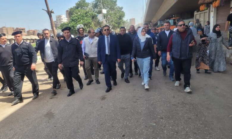 Photo of لوضع حل جذري.. محافظ القليوبية يقود حملة لنقل الباعة الجائلين من كوبري الرياح التوفيقي وعزبة السوق ببنها وإعادة الانضباط للشارع