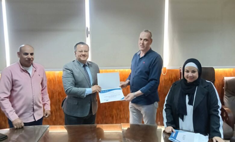 Photo of المدير التنفيذي لمستشفيات جامعة بنها يشيد بدور قطاع الخدمات المعاونة ويؤكد أهميتهم في دعم المنظومة الصحية