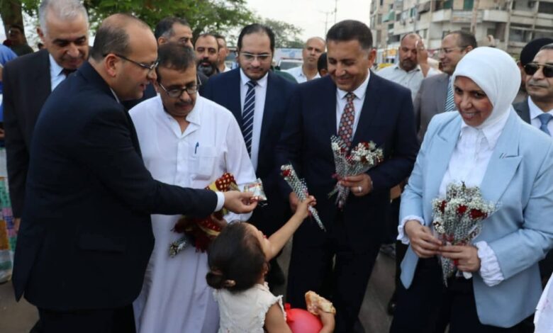Photo of محافظ القليوبية يشارك المواطنين فرحة العيد بكورنيش بنها.. ويوزع الورود والهدايا على الأطفال وسط أجواء احتفالية مبهجة