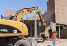 Photo of محافظ القليوبية يقود حملة لإزالة مبنى مخالف بالخصوص ويؤكد: لا تهاون مع مخالفات البناء